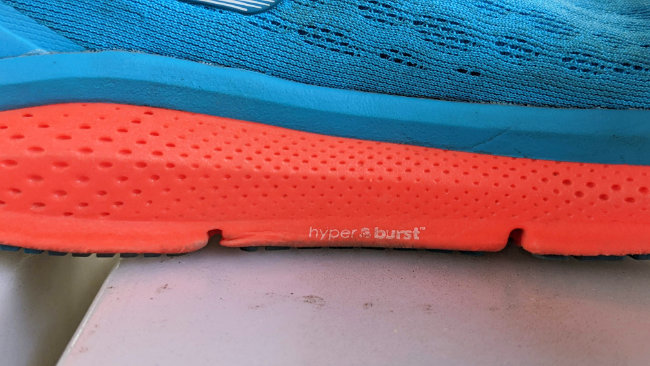 Deep grooves in midsole offers excellent flexibility